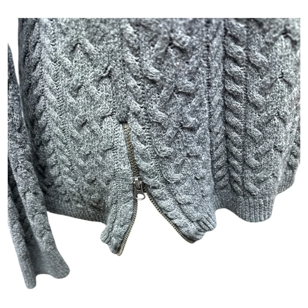 American Eagle Gray Cable Knit Sweater Size Large